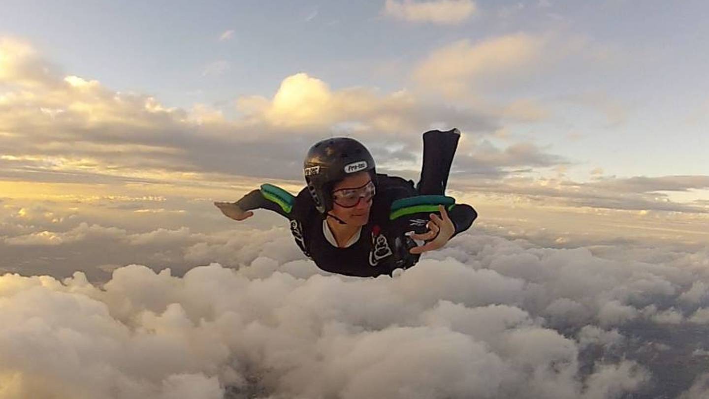 Diana Valerín Jiménez es del puro centro de Cartago, desde niña soñaba con ser astronauta y en el 2025 podría ser la primera mujer en la Tierra que haga un salto en paracaídas desde la estratósfera, a 42.519 metro de altura.