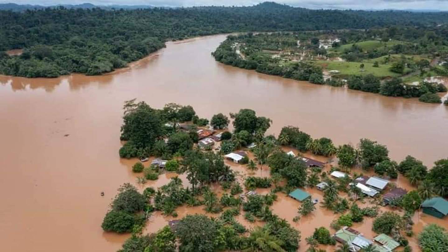 Las lluvias golpearon con mucha fuerza las comunidades de Boca San Carlos, Cureña y Cureñita. Foto tomada del Facebook del hospital San Carlos.