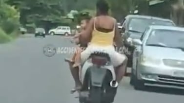 (Video) ¡Riesgosa imprudencia! Tres personas viajan en una moto sin casco