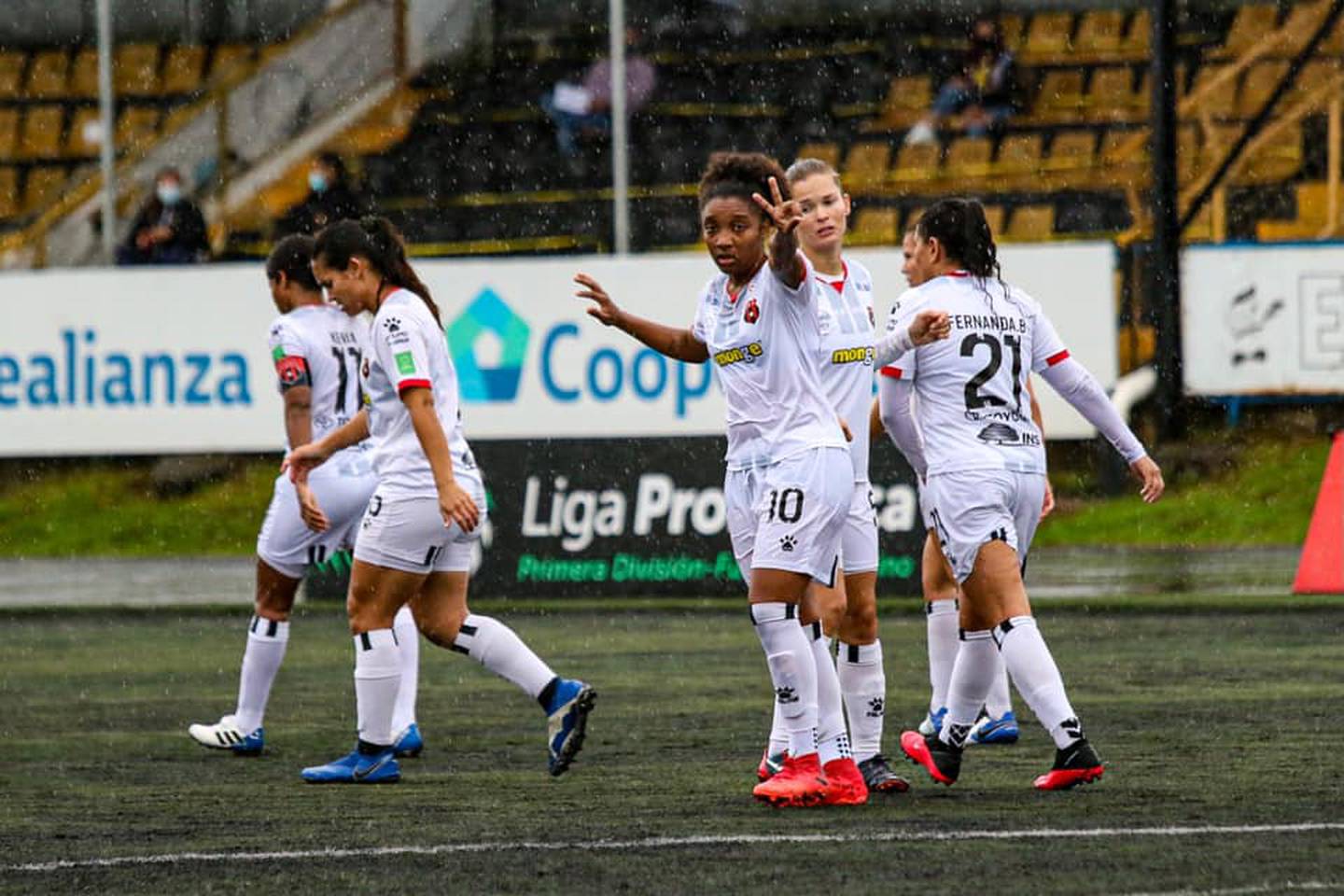 En la penúltima jornada (la 13) de la primera fase del Torneo Apertura 2021, Alajuelense Femenino venció 3-1 a Coronado y con este triunfo se acomodó en el liderato