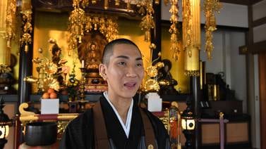 Monje budista japonés es un apasionado del maquillaje