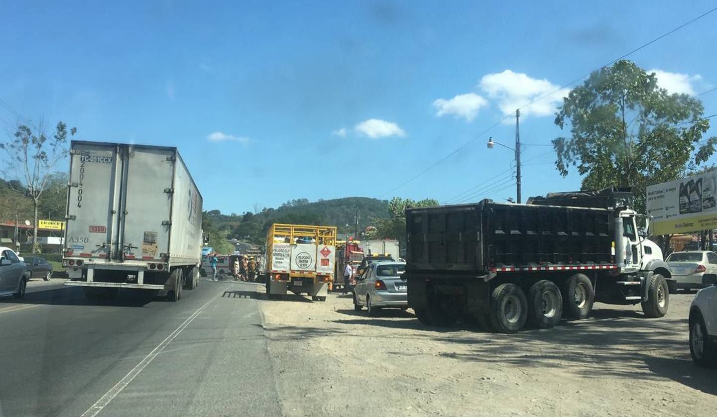 Choque entre dos camiones en San Miguel de Naranjo deja un fallecido y dos heridos. Foto cortesía.