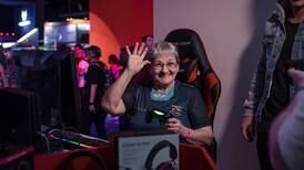 Abuelita destaca como jugadora de videojuegos en Suramérica