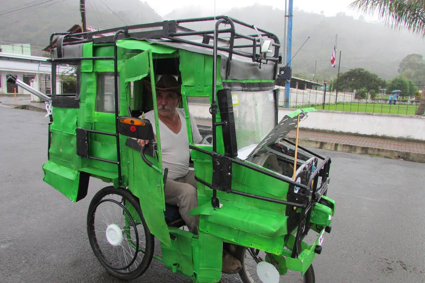 Carro hecho con la combinación de una silla de ruedas y una bicicleta para tranposrtar a Orlando Arias.