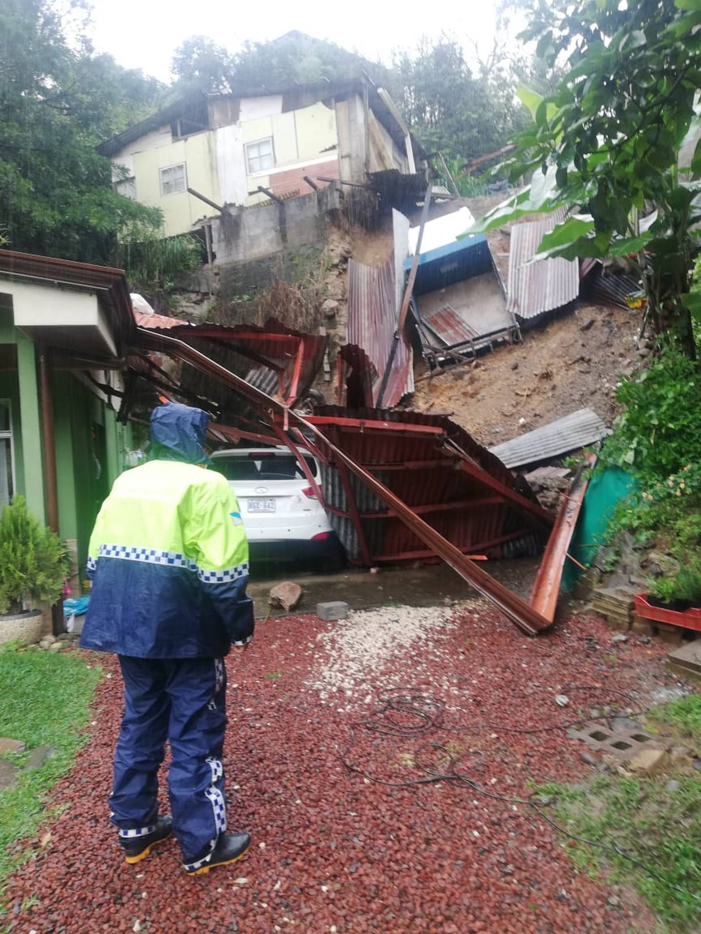 Derrumbe en Patarrá de Desamparados daña dos viviendas y tres carros. Foto Cortesía Municipalidad de Desamparados.