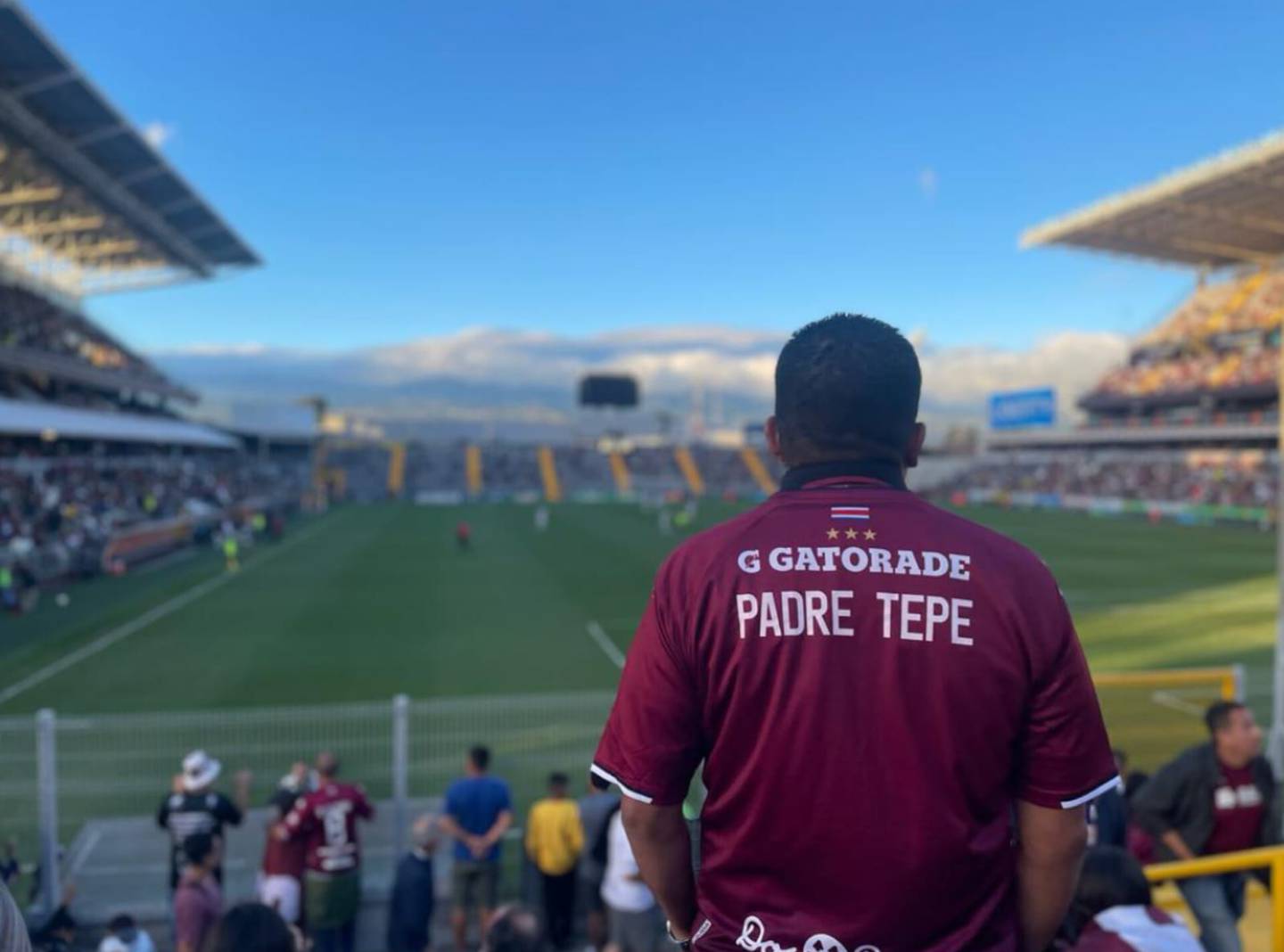 El padre Norberto Esteban Ramírez es feliz viendo al Deportivo Saprissa desde la gradería de sol sur. Cortesía.