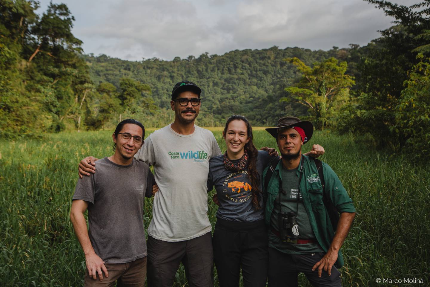 La Fundación Costa Rica Wildlife anuncia con mucha emoción el descubrimiento de una nueva especie de rana escondida entre el Volcán Tenorio y el Volcán Miravalles. Fue descubierta por Donald Varela Soto, un guía naturalista de Bijagua, en la reserva biológica Valle del Tapir