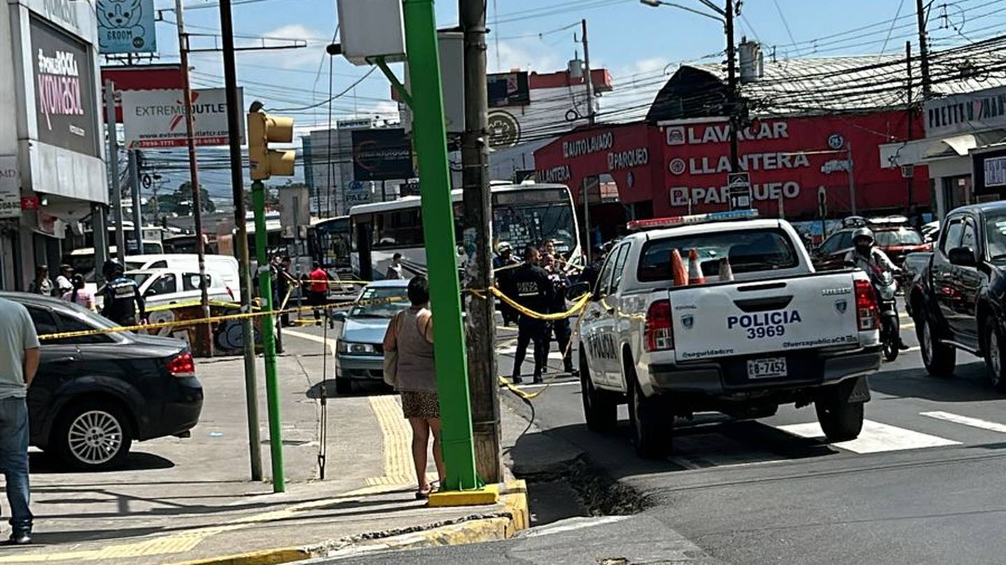 Un hombre y una mujer están internados en el hospital Calderón Guardia, San José tras ser agarrados a balazos cuando viajaban en un carro. Foto: OIJ