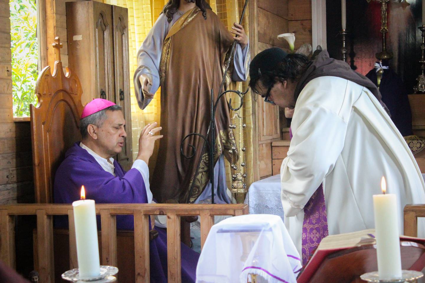 Monseñor Manuel Salazar Mora, obispo de Tilarán-Liberia, junto con el padre Javier Francisco Dengo Esquivel, el exorcista de la diócesis, están listos para pelear la guerra contra el diablo.