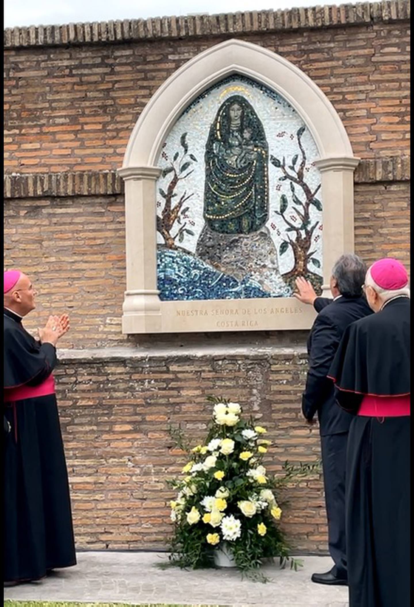 Un mosaico de la patrona de Costa Rica, la virgen de Los Ángeles, ya se muestra en los jardines del Vaticano.