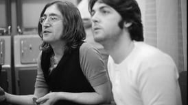 150 emisoras transmitieron a la vez canción de John Lennon que pide por la paz (video)