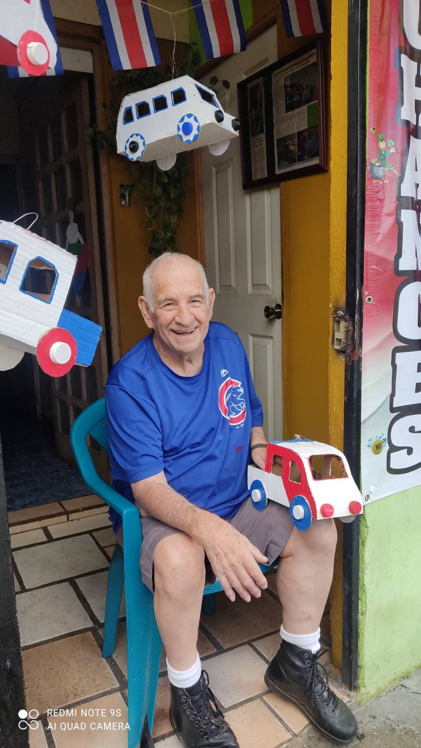 Don Jorge Chaves Lobo tiene 78 años y desde enero comienza a hacer los faroles, este 2022 hizo 600
