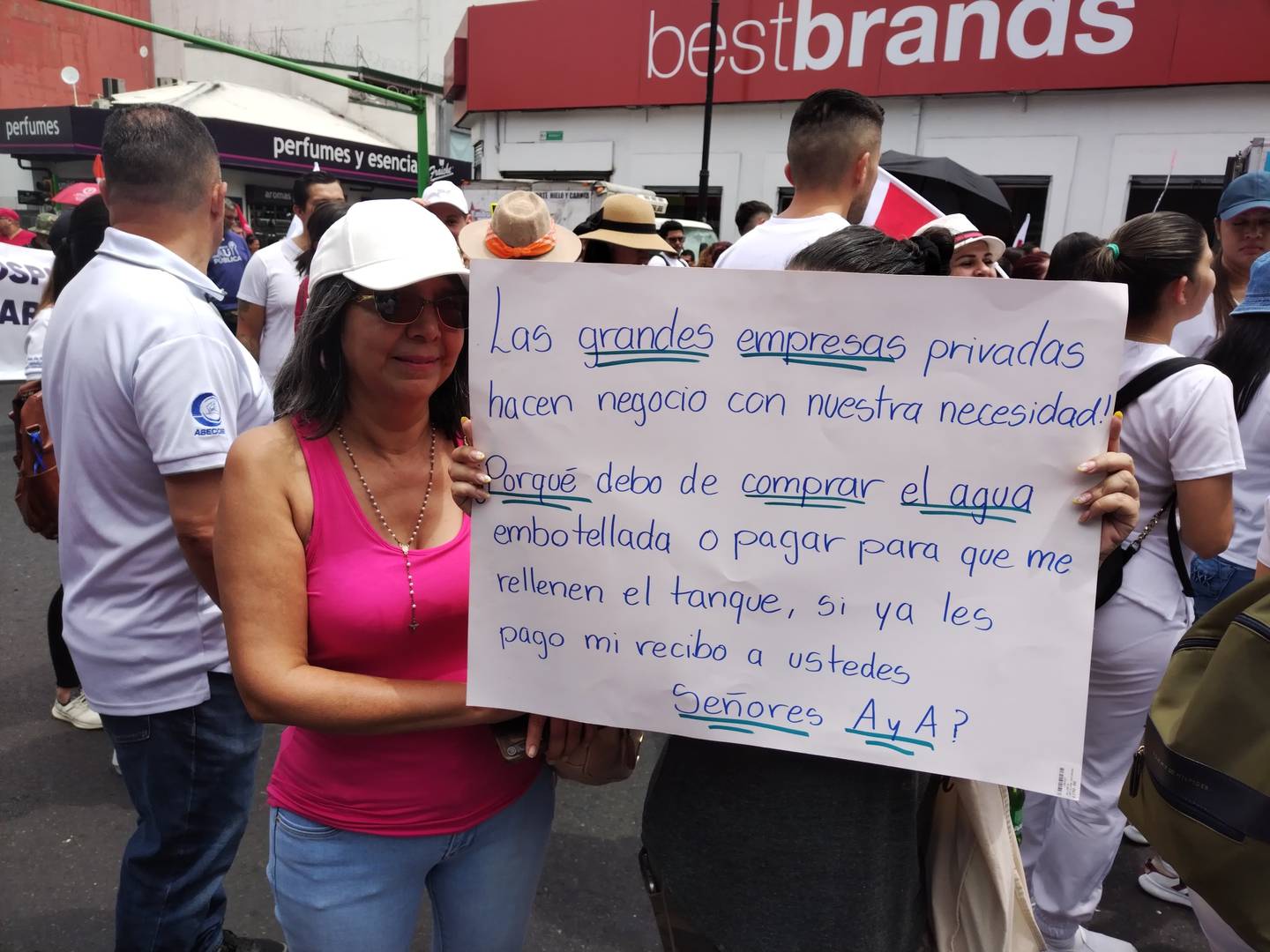 El 24 de abril del 2024 hubo manifestación en contra del gobierno en el centro de San José.  En la foto, Sonia Mora, vecina de San Josecito de Alajuelita