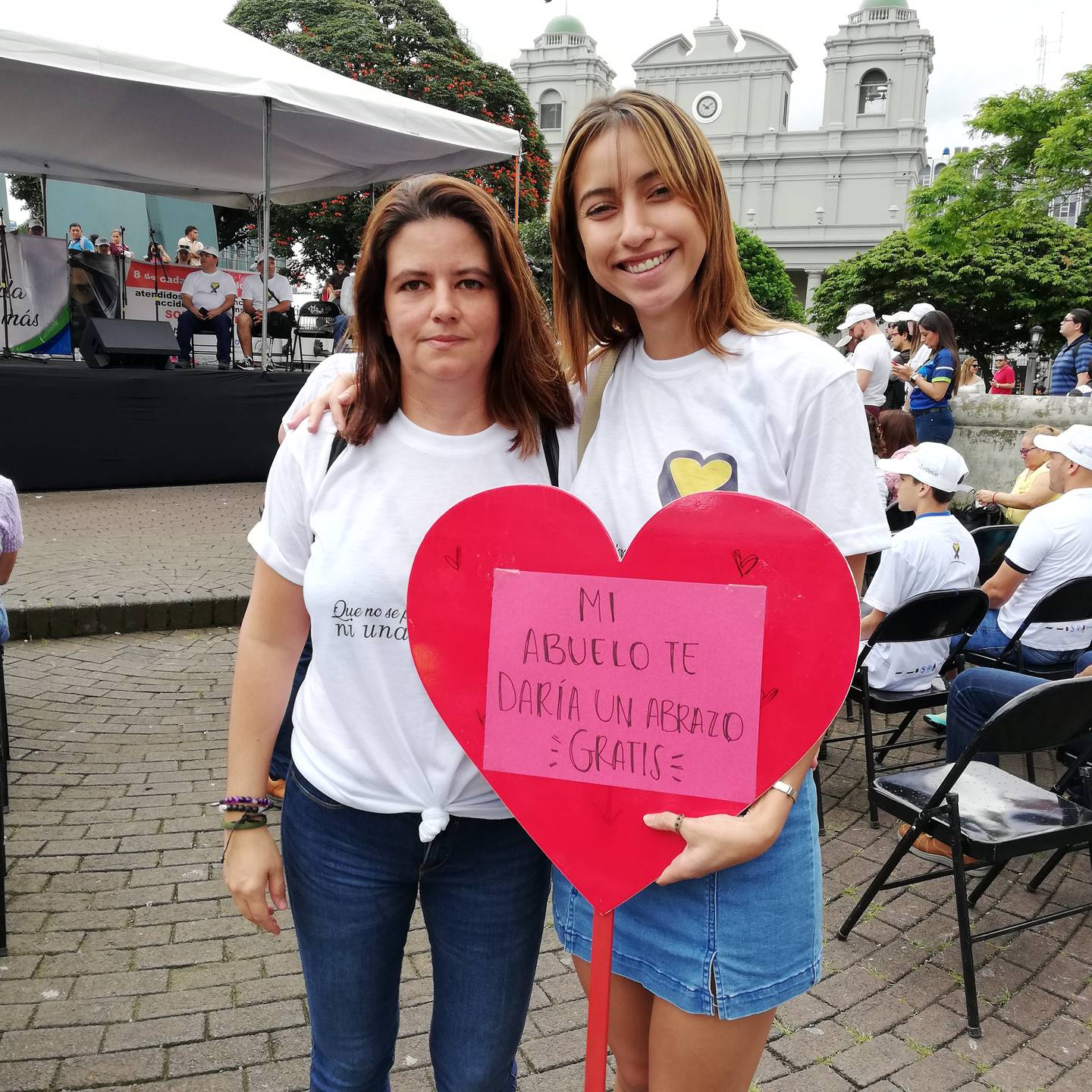 Pamela Suzarte y su hija Alexandra Chavarría, desfilaron en memoria del papá y abuelo, don Alejandro, quien falleció en un accidente de tránsito en el 2018