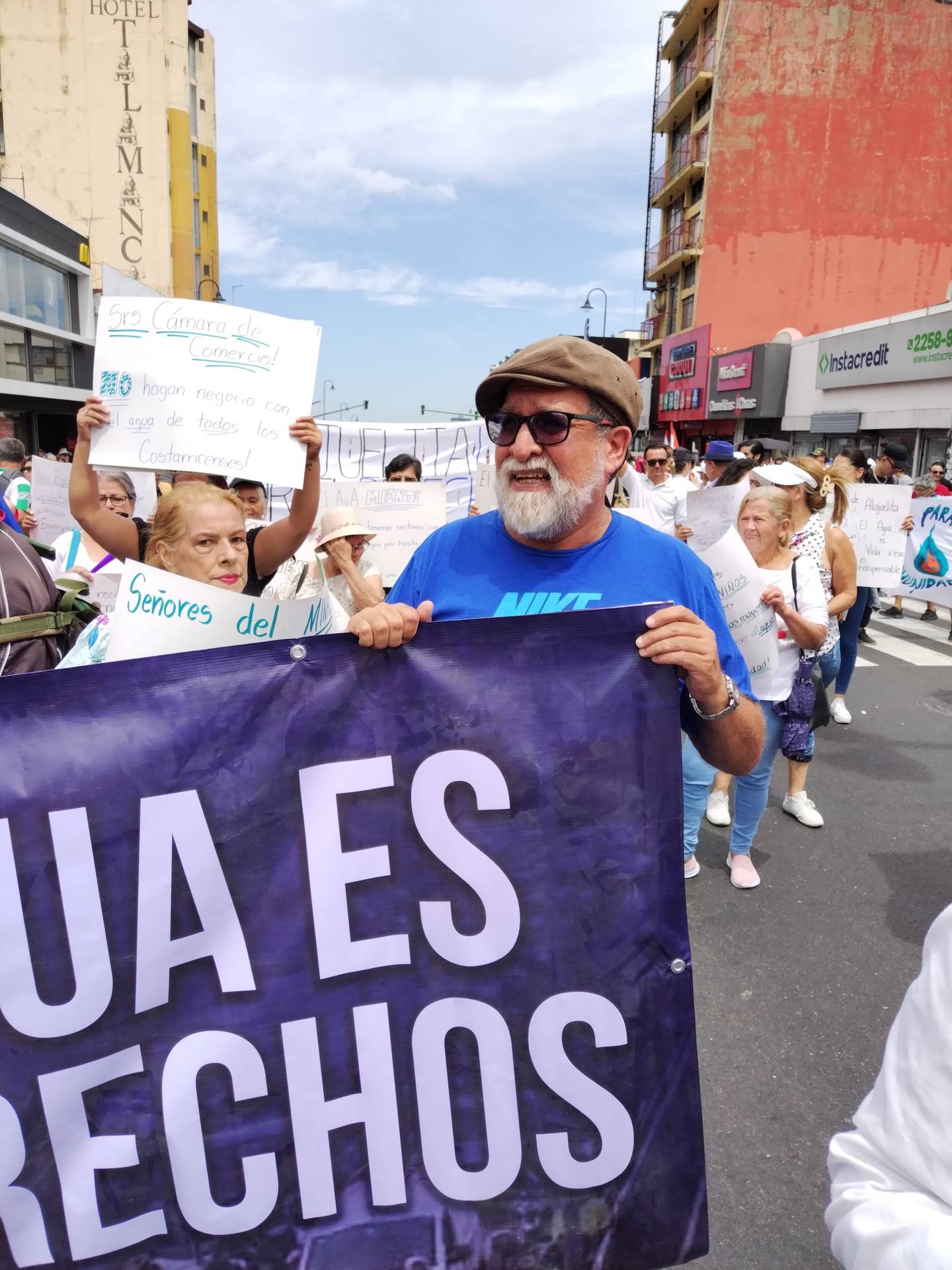 El 24 de abril del 2024 hubo manifestación en contra del gobierno en el centro de San José.  En la foto, David Contreras Mora quien fue detenido por la Fuerza Pública el pasado lunes 18 de marzo por protestar ante la ausencia total de agua en los Hatillos