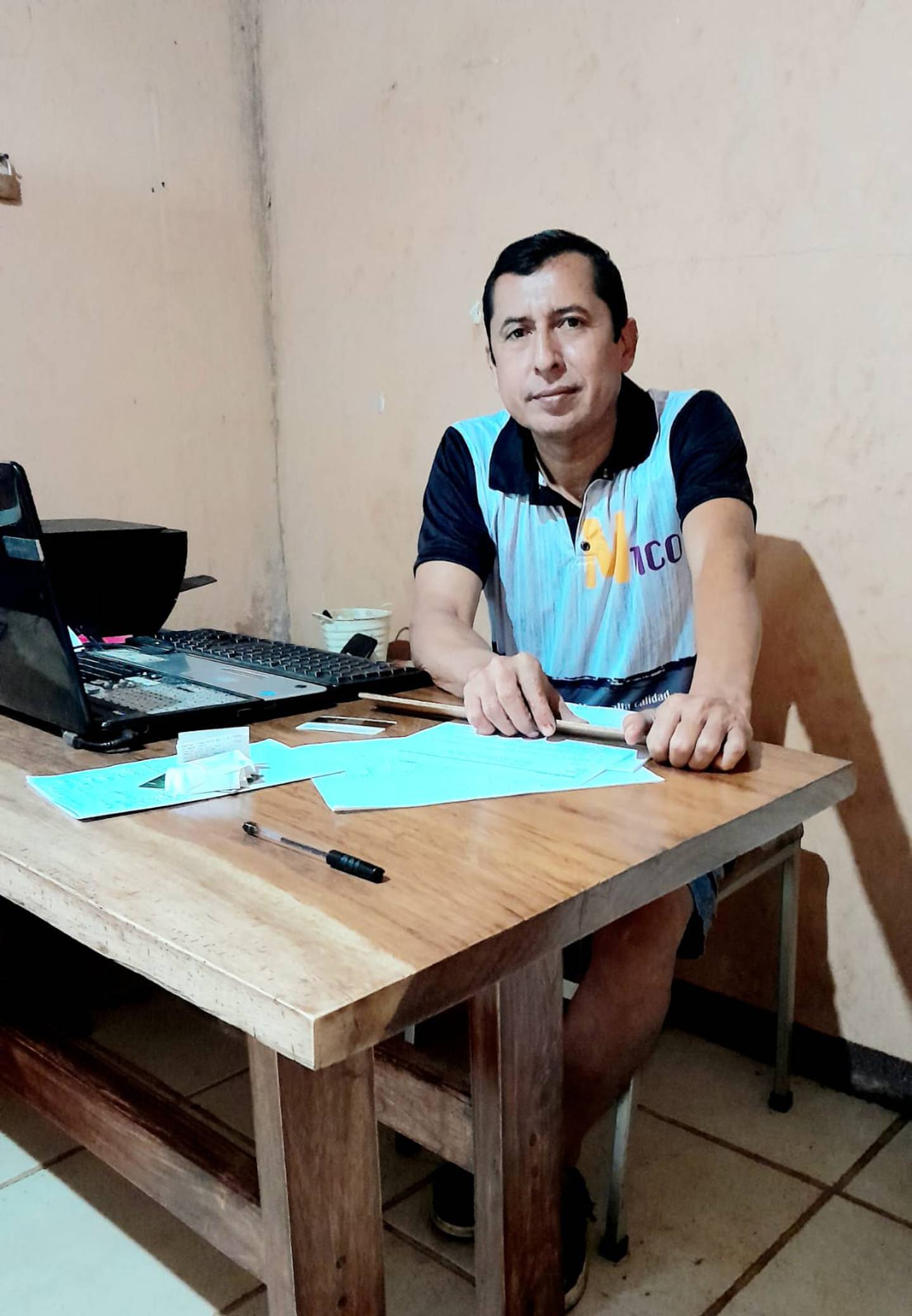 César Augusto Bravo Vargas, quien tiene 48 años, llegó a Costa Rica en el 2018. Nació en el barrio Reinaldo Jirón del departamento de Chontales. Tuvo que dejar su amada Nicaragua porque el dictador Daniel Ortega lo puso en la lista de “los que hay que matar”