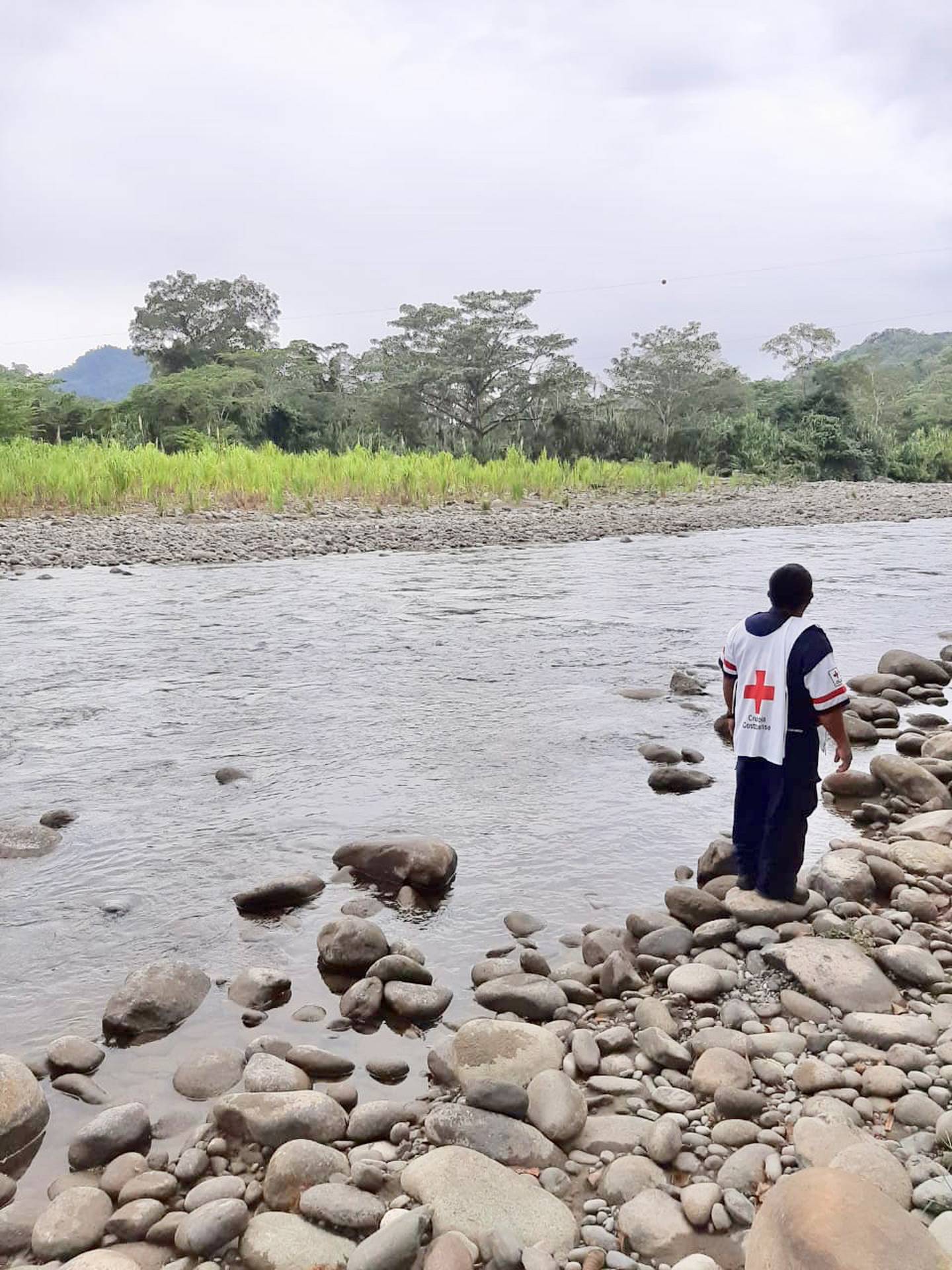 Busqueda de menor que cayó a río en Talamanca, Limón. Foto Raúl Cascante.