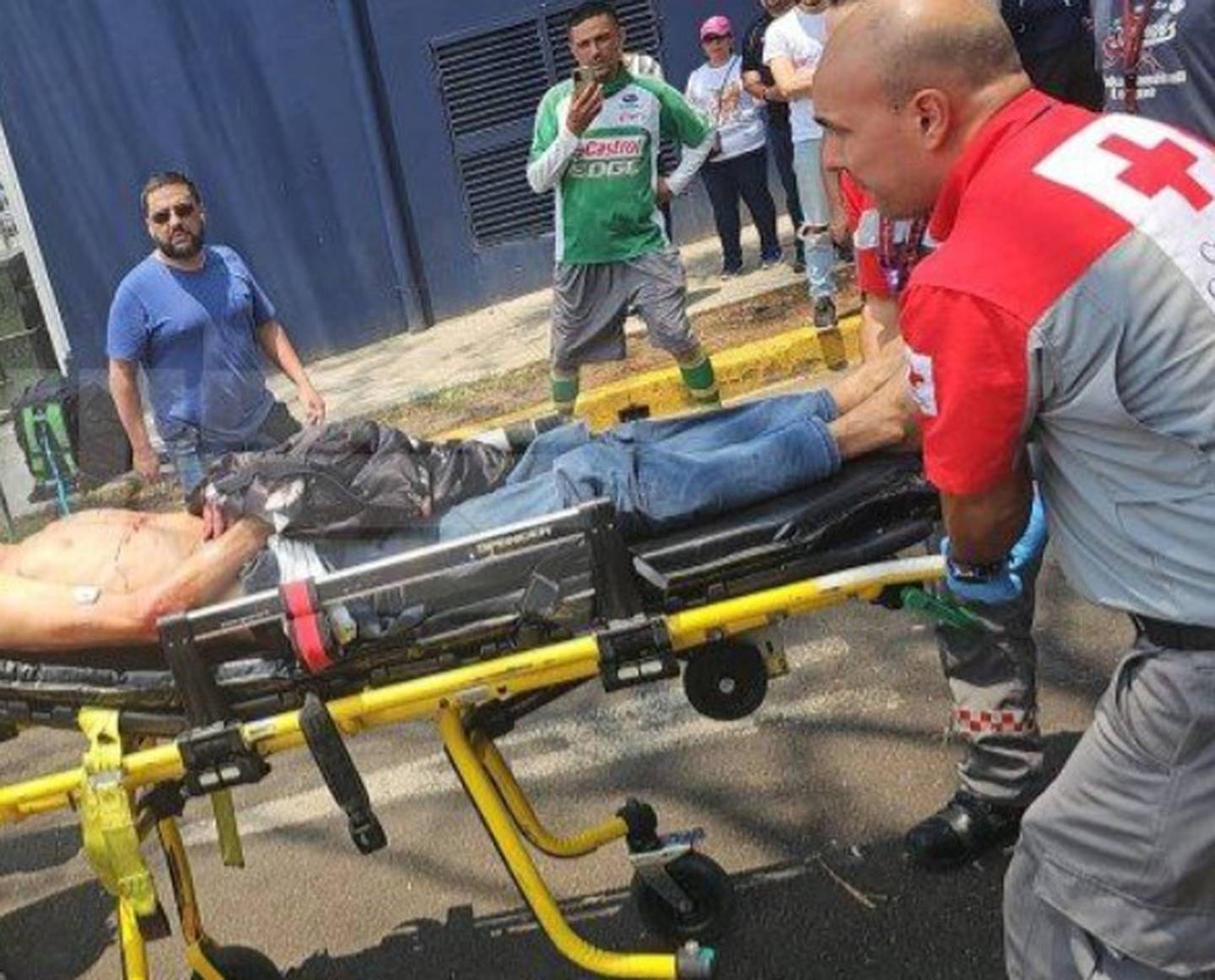 La Cruz Roja trasladó al herido al Hospital San Juan de Dios, que está a menos de un kilómetro del sitio. Foto: Cortesía.