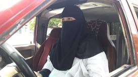 Mujer costarricense que se convirtió al islam maneja un taxi en Palmar Norte con vestimenta musulmana