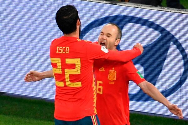 Isco Alarcón festeja con Andrés Iniesta su gol, que significó en ese momento el 1-1 contra Marruecos, en partido sufrido para los excampeones mundiales. AFP