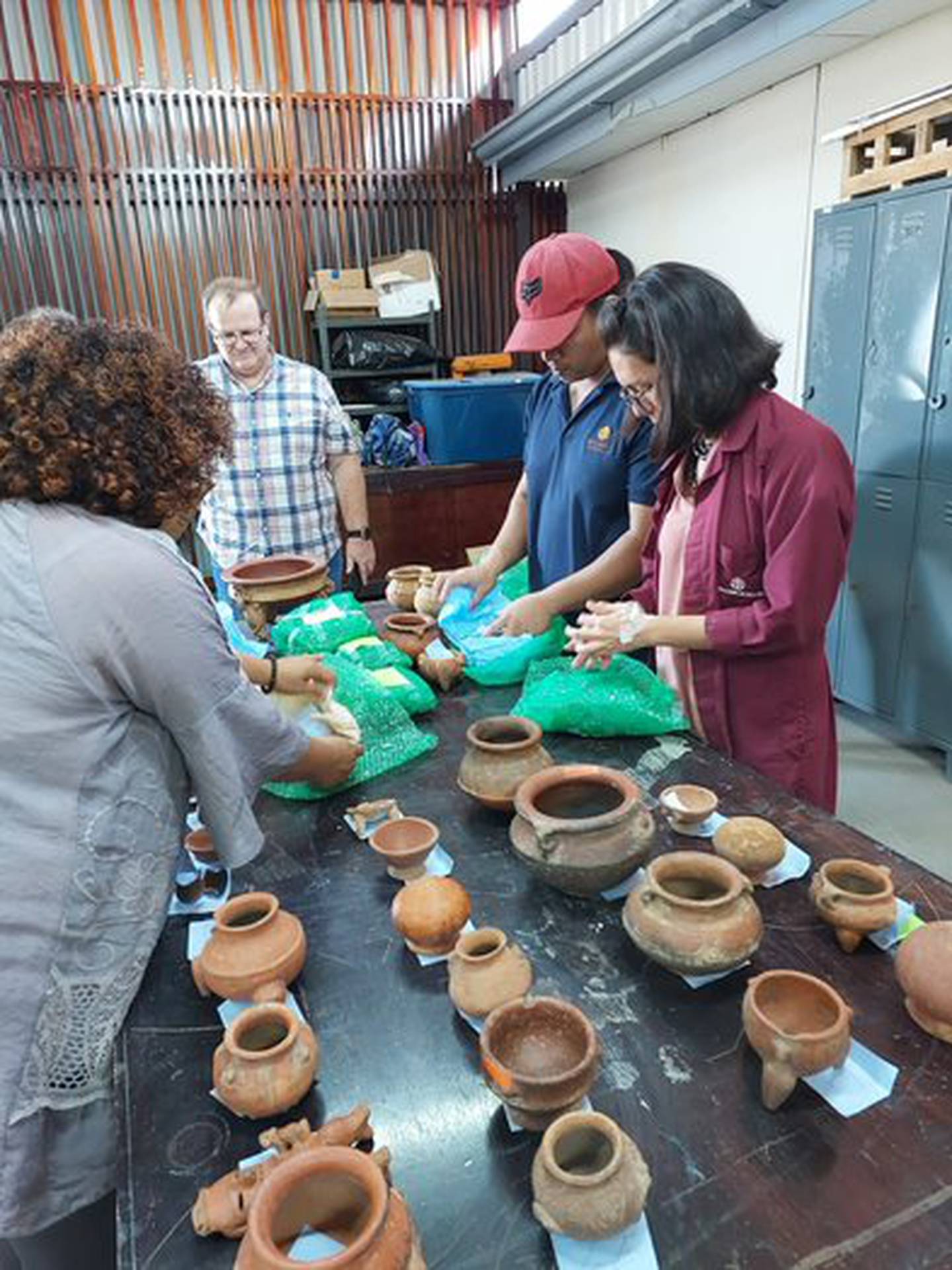 33 piezas precolombinas de cerámica fueron traídas a Costa Rica y devueltas al Museo Nacional este martes 13 de diciembre. Se trata de un cargamento que desde hace casi 10 años estaban en una bóveda del Banco BICSA, bajo la custodia del consulado de Costa Rica en Miami a la espera de repatriarlas