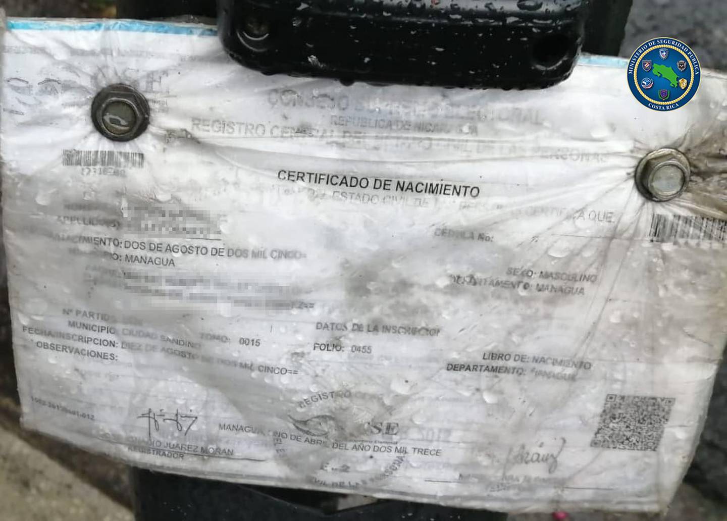 Detienen a extranjero de apellidos Tellez Castillo que le puso certificado de nacimiento a su moto en lugar de placa. Foto MSP.