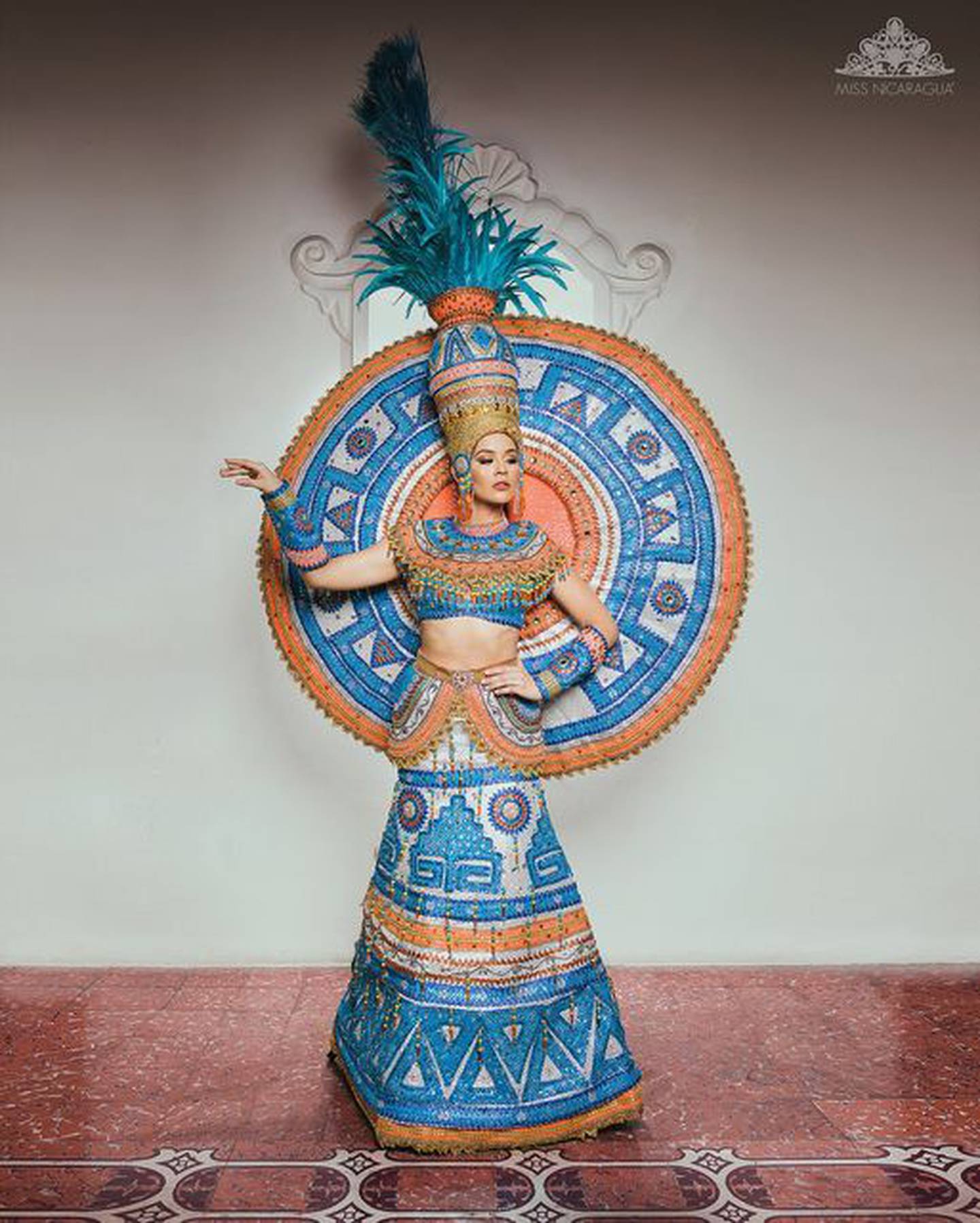 “Cerámica precolombina orgullo de nuestra identidad nacional”. La candidata Allison Wassmers, de Managua, modela un diseño de Caerlos Nicaragua, inspirado en el artista de la cerámica, Gregorio Bracamonte, artesano de San Juan de Oriente.