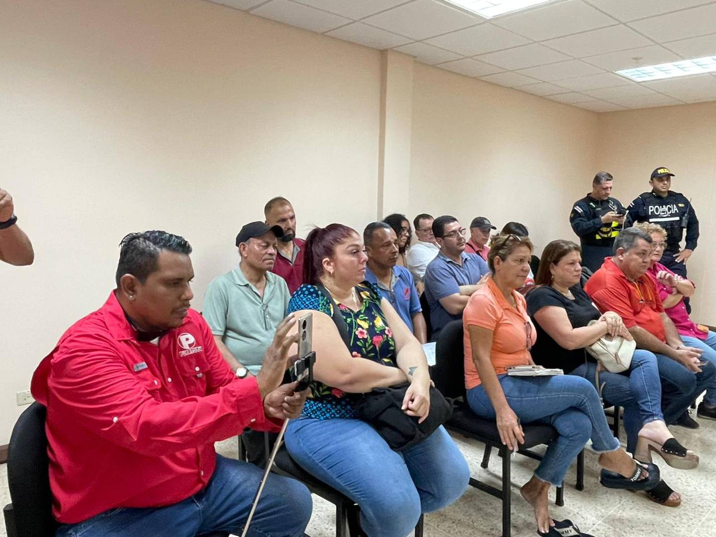 La ministra de Salud, Mary Munive, visitó el sábado 28 de octubre, el mercado municipal de Puntarenas junto a autoridades locales como el alcalde Wilmer Madriz y los propios trameros.