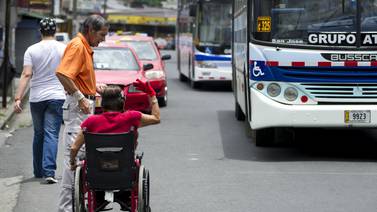 Discapacitados viajarían gratis en bus