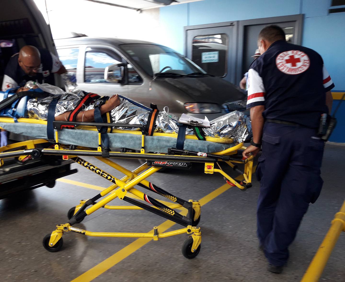 Hombre arrollado por tanqueta llena de agua es trasladado al hospital de Cartago. Foto Keyna Calderón