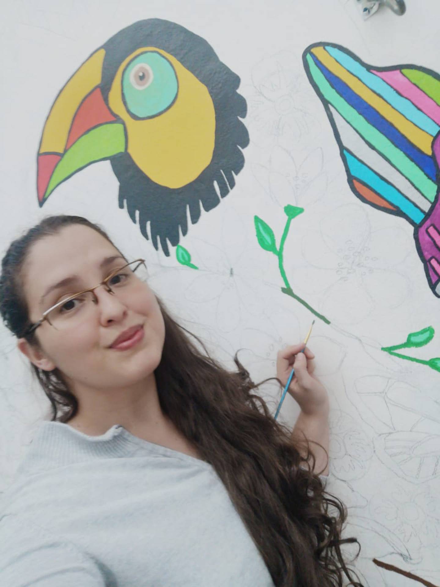 Pintar las paredes de la casa a partir de un boceto hecho por la artista Laura Chevez, le ayuda a Sol Cisneros a desestresarse en tiempos de pandemia