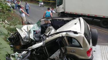 Chofer sin licencia muere al perder el control y chocar contra tres vehículos