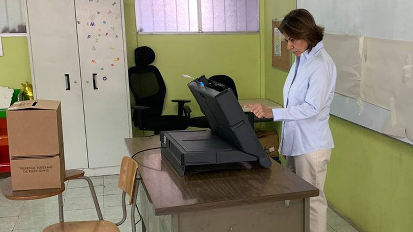 Laura Chinchilla votó con el dispositivo electrónico en estas votaciones municipales 2024. Foto: Tomada de X