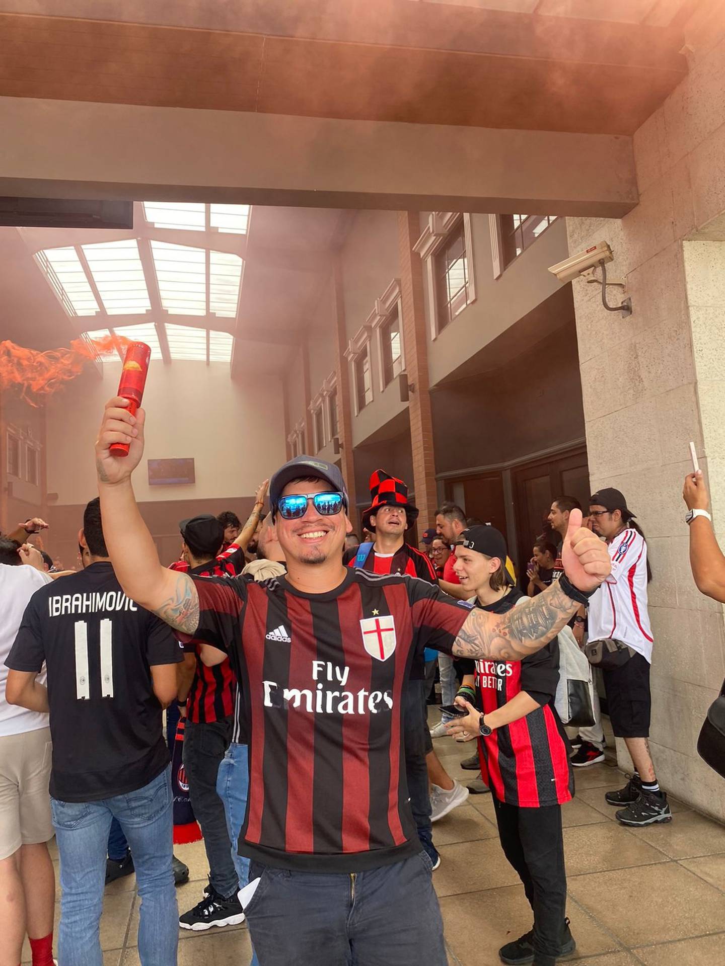 Aficionados del AC Milan se reunieron en San Pedro para ver el gane del equipo. Cortesía.