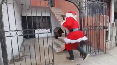 Papá Noel y sus ayudantes capturan a unos “Grinch” que vendían drogas