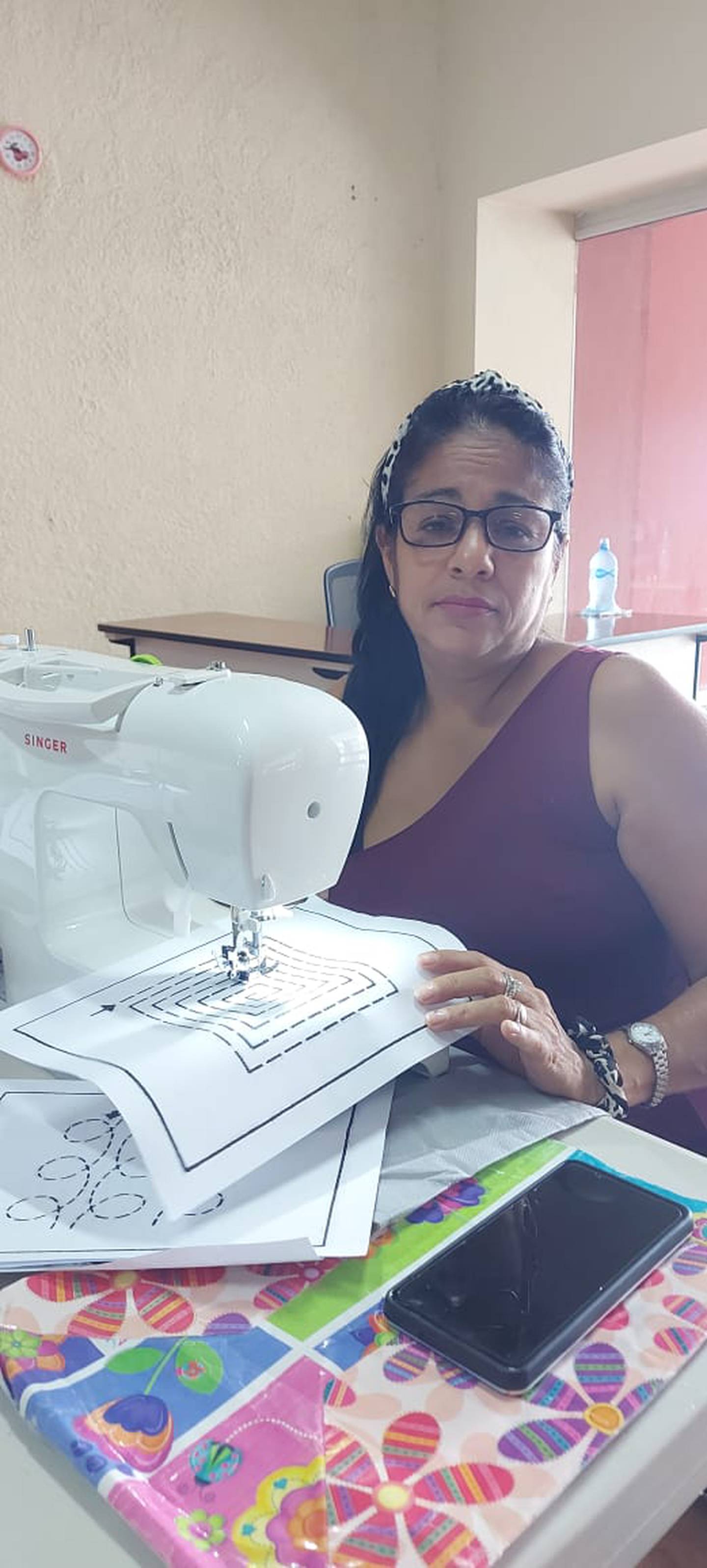 Entre costuras. Así se llama el programa que enseña a hombres y mujeres a coser, en la Fundación Sifais, sede Pacífico Central. En la foto, Sonia Ugalde Varela.
