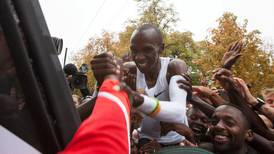 Keniano corrió una maratón en menos de dos horas, pero su logro no es avalado oficialmente