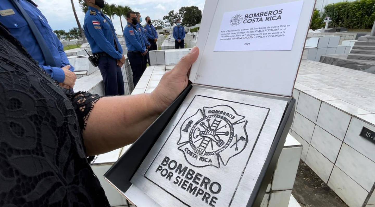 Bomberos de Costa Rica honró este 2 de noviembre, Día de los Muertos, la memoria de sus 94 compañeros fallecidos con la colocación de 94 placas entre los 12 batallones que tiene el país