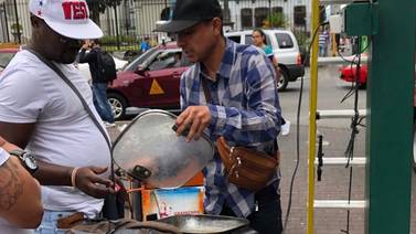 Vivazo agarró enchufe público del parque Central de San José para cocinar y vender pupusas