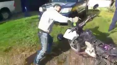 (Video) Sujeto se puso malcriado y destrozó su motocicleta porque se la iban a decomisar