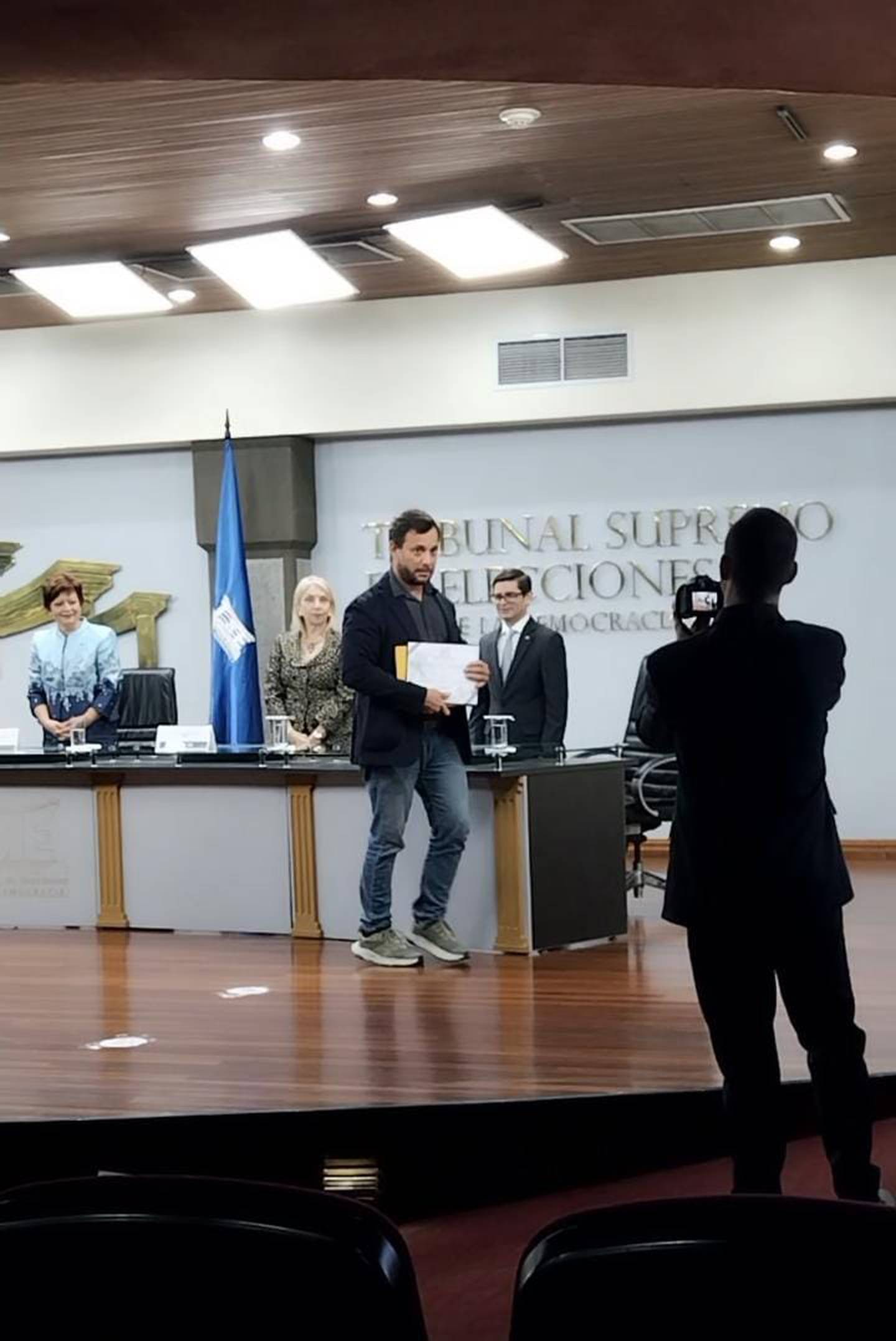 Francisco González, alcalde electo por Garabito llegó en jeans.