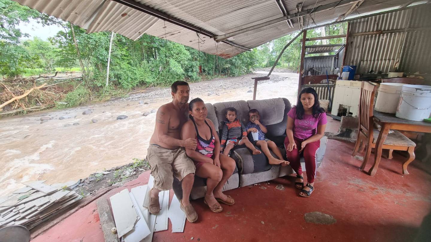 Familia afectada por crecida de río en San Carlos. Foto Edgar Chinchilla.