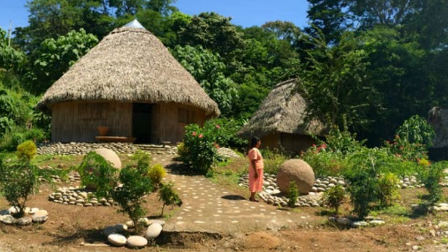 La comunidad indígena de Rey Curré se ubica en el cantón de Buenos Aires, provincia de Puntarenas.