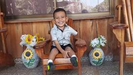Niño que perdió bracito en accidente de moto en isla Venado afronta la vida con valentía