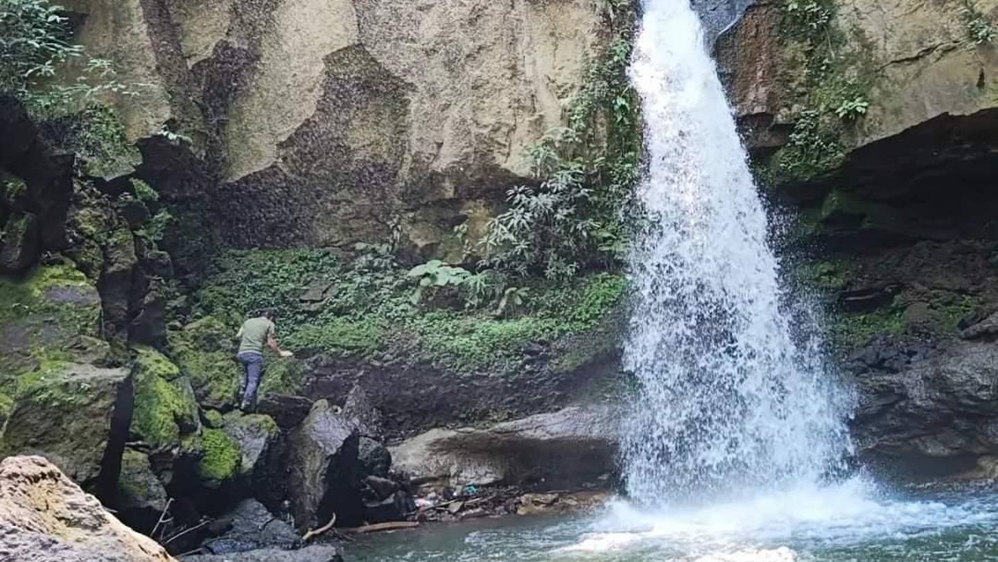 Esta maravillosa catarata se ubica de Fórum 1, sobre el cañón del río Uruca, en Santa Ana.