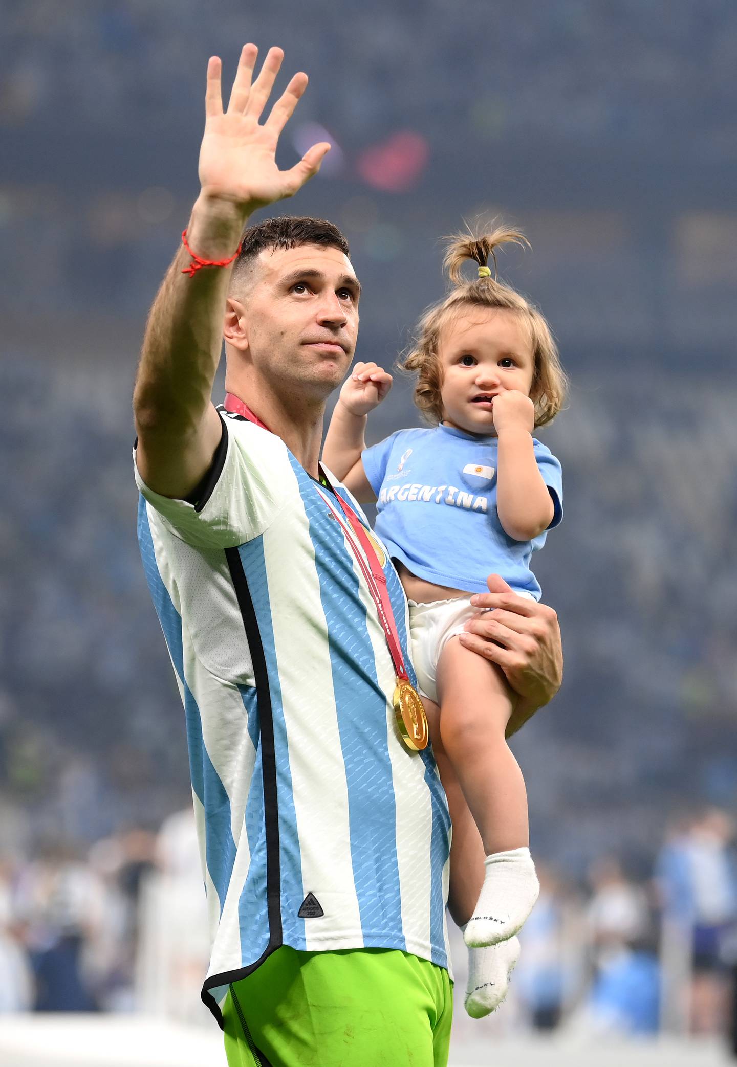 Los jugadores de Argentina celebraron con sus familias el haber ganado la Copa Mundo de la FIFA Qatar 2022. En la foto, el portero Emiliano Martínez celebra con su  hija.