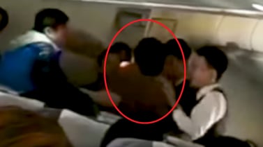 (Video) Mujer asegura estar poseída en medio de un vuelo