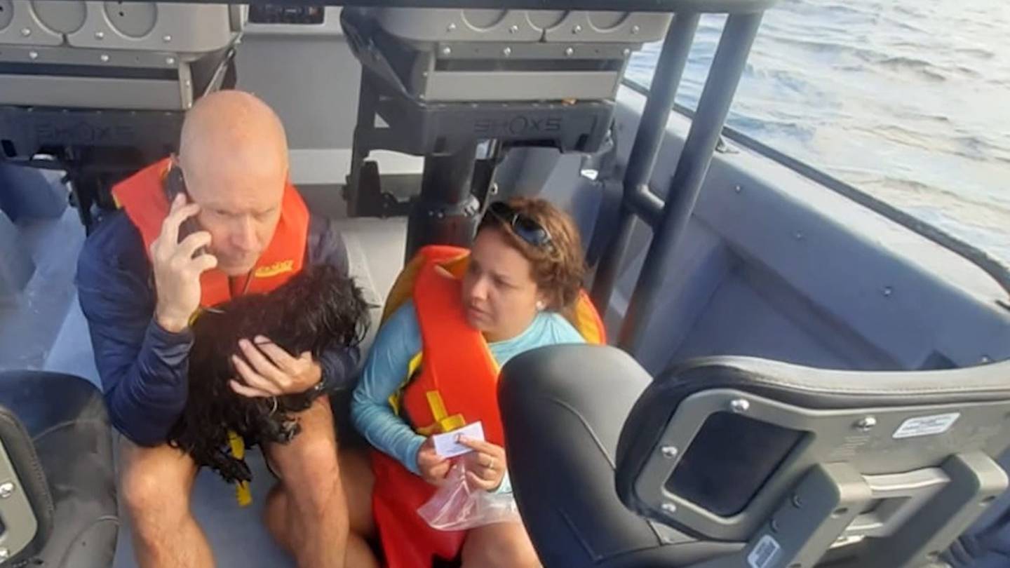 Rescatan a pareja y perro tras naufragio de velero. Foto MSP.