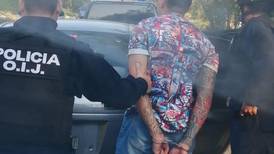 Detienen a policía sospechoso de agarrar a balazos el carro de una mujer