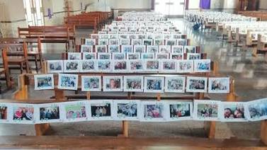 Cura celebra misa con bancas llenas de fotos de los creyentes